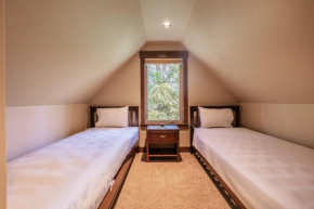 Craftsman Lodge on Rope Rider Golf Course - Hot Tub, Fireplaces, & Mountain Views